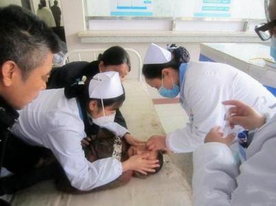 男孩头晕, 送往医院抢救后身亡, 妈妈跪地痛哭: 都是我的错!