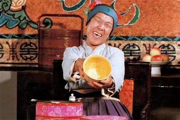 刘姥姥二进大观园，被众人逗着多喝了几杯，上完厕所迷了路，七拐八拐一头撞进怡红院。