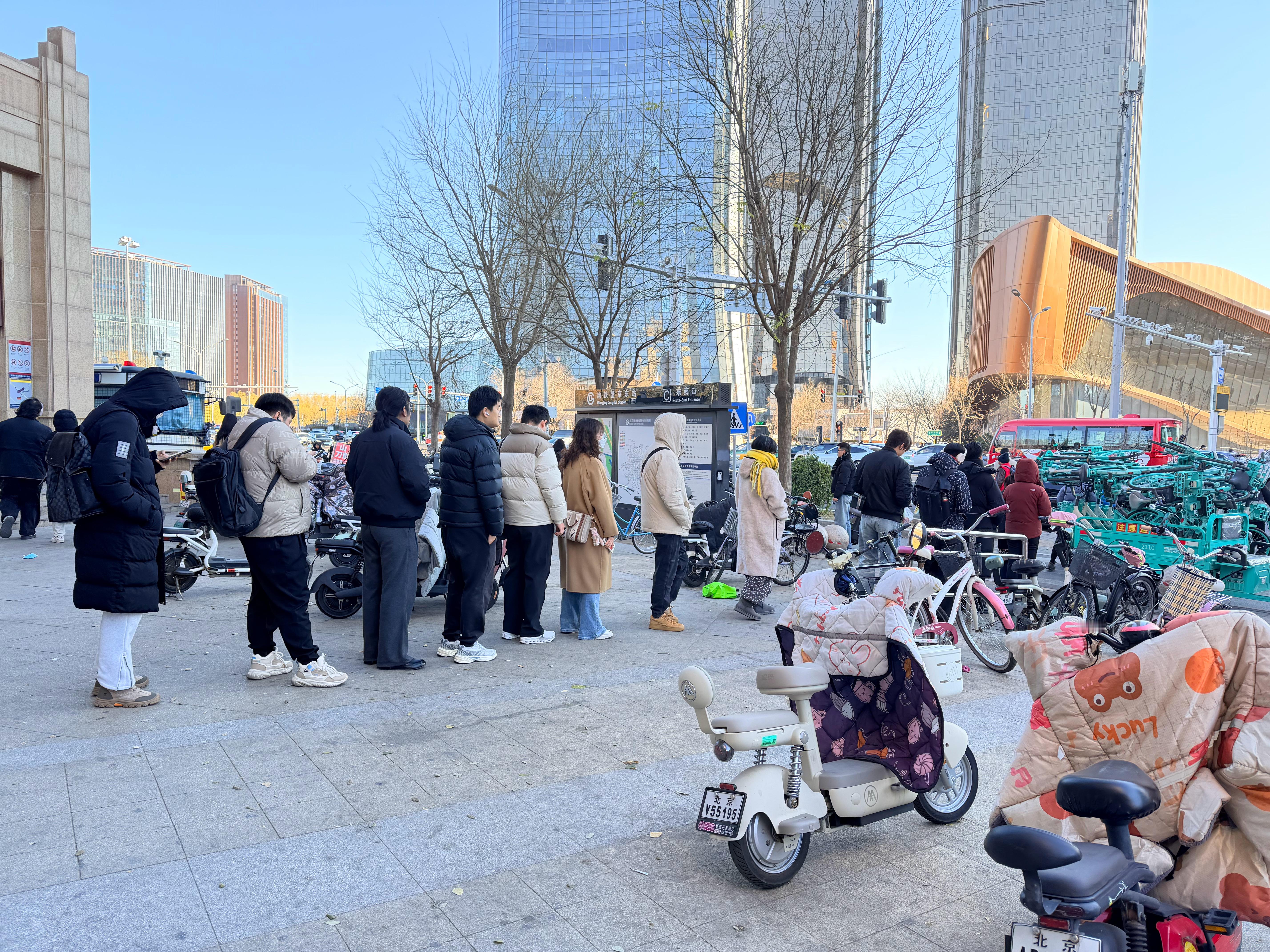 体感温度零下八度的北京，大家排队等着“领取”共享单车