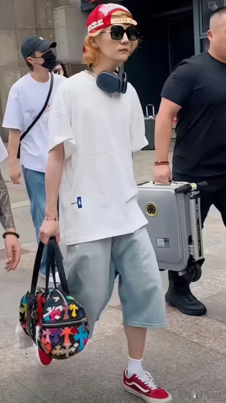 鹿晗关晓彤，冲上热搜。6月29日，35岁的鹿晗，冲上热搜，这一次，不是和关晓