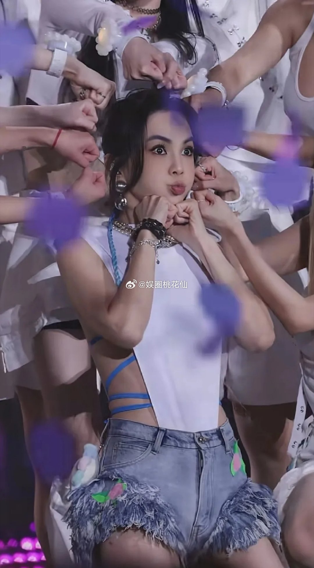 谁能信这是43岁的陈嘉桦（Ella）！演唱会现场，她被伴舞们团团围住，双手握拳抵