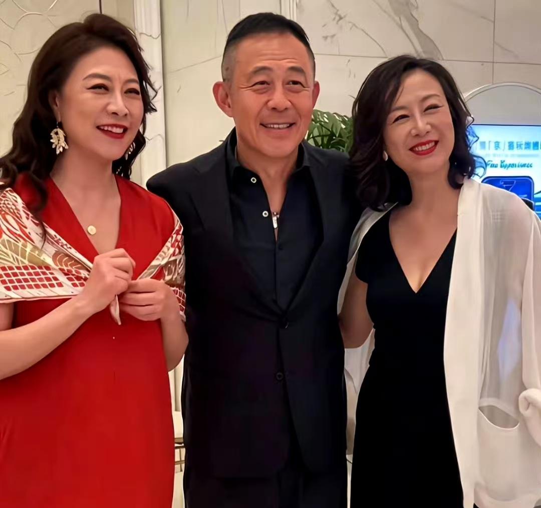 帅叔侯勇左搭优雅大方的岳红，右拥温婉雅致的吴玉芳，三位实力派演员同框，气场十足。
