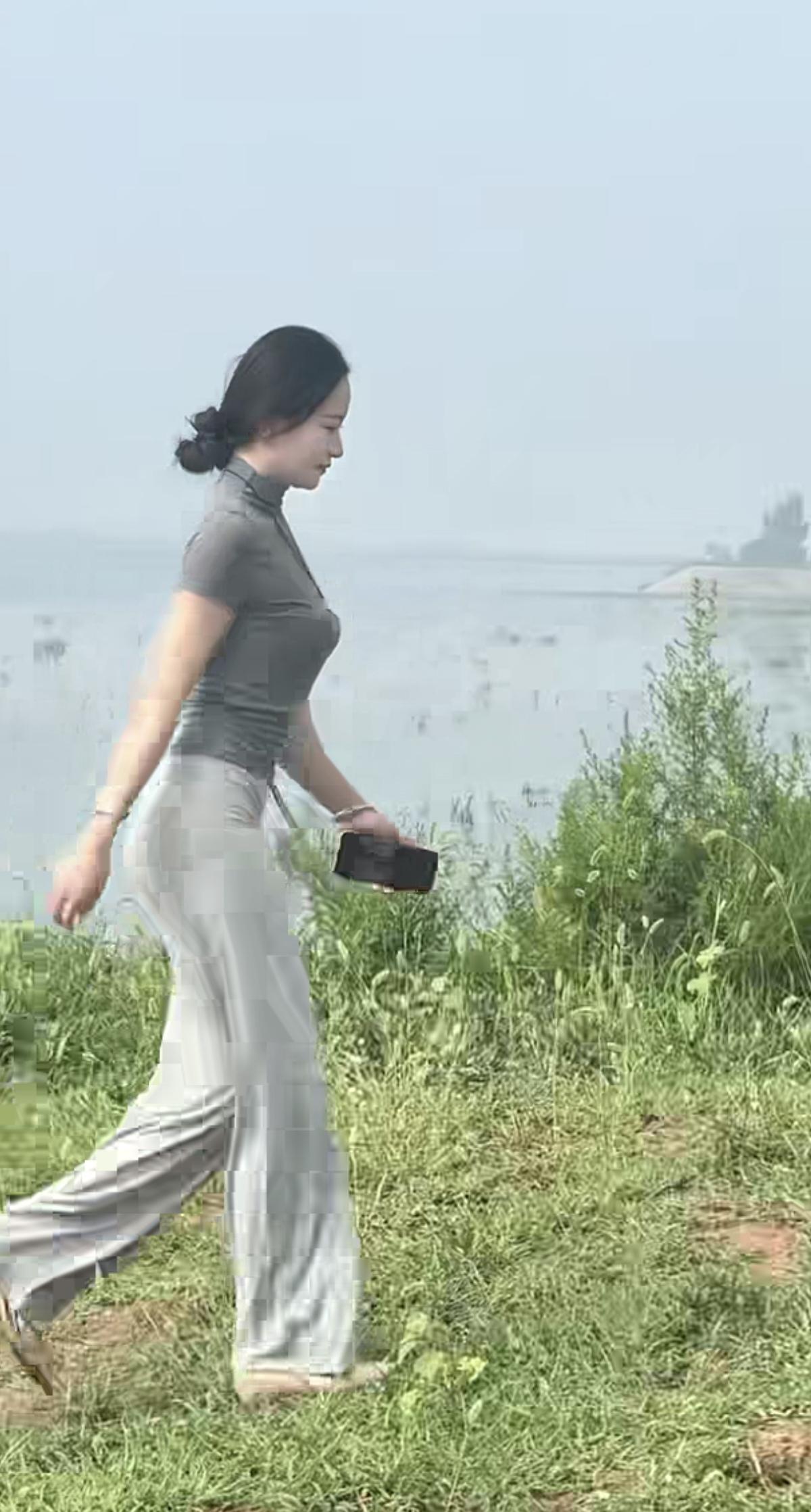 她看河水还在涨，心里不免小紧张。护堤泄洪双保险，…………………………请你