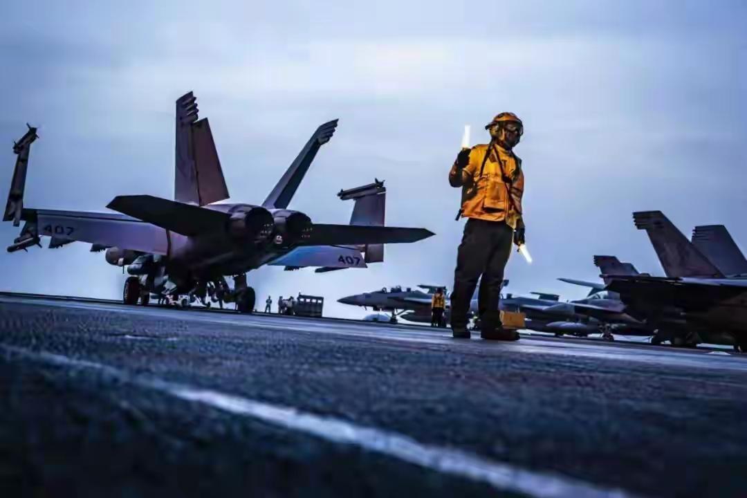 美航母摔飞机是“电磁攻击”？中国军号回应：你评书听多了10月26日，美国海军在