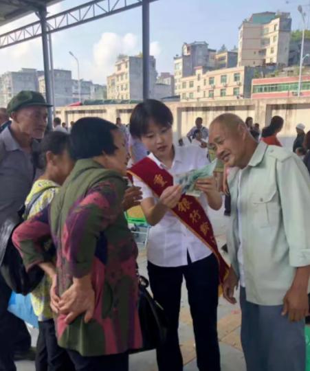 重庆有个女的半夜查到储蓄卡在外地被疯狂消费，她既不报派出所也不冻结账户，直接跑进