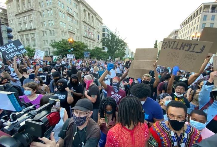真假漂亮国！央视记者报道，漂亮国已经疯狂！润人自媒体说漂亮国风平浪静！难道