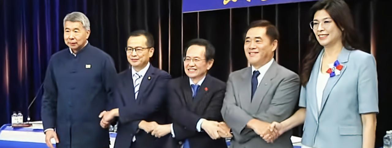 中国台湾的中国国民党党主席选举第二轮大辩论正式开始前，我发现一个细节，就是合影的