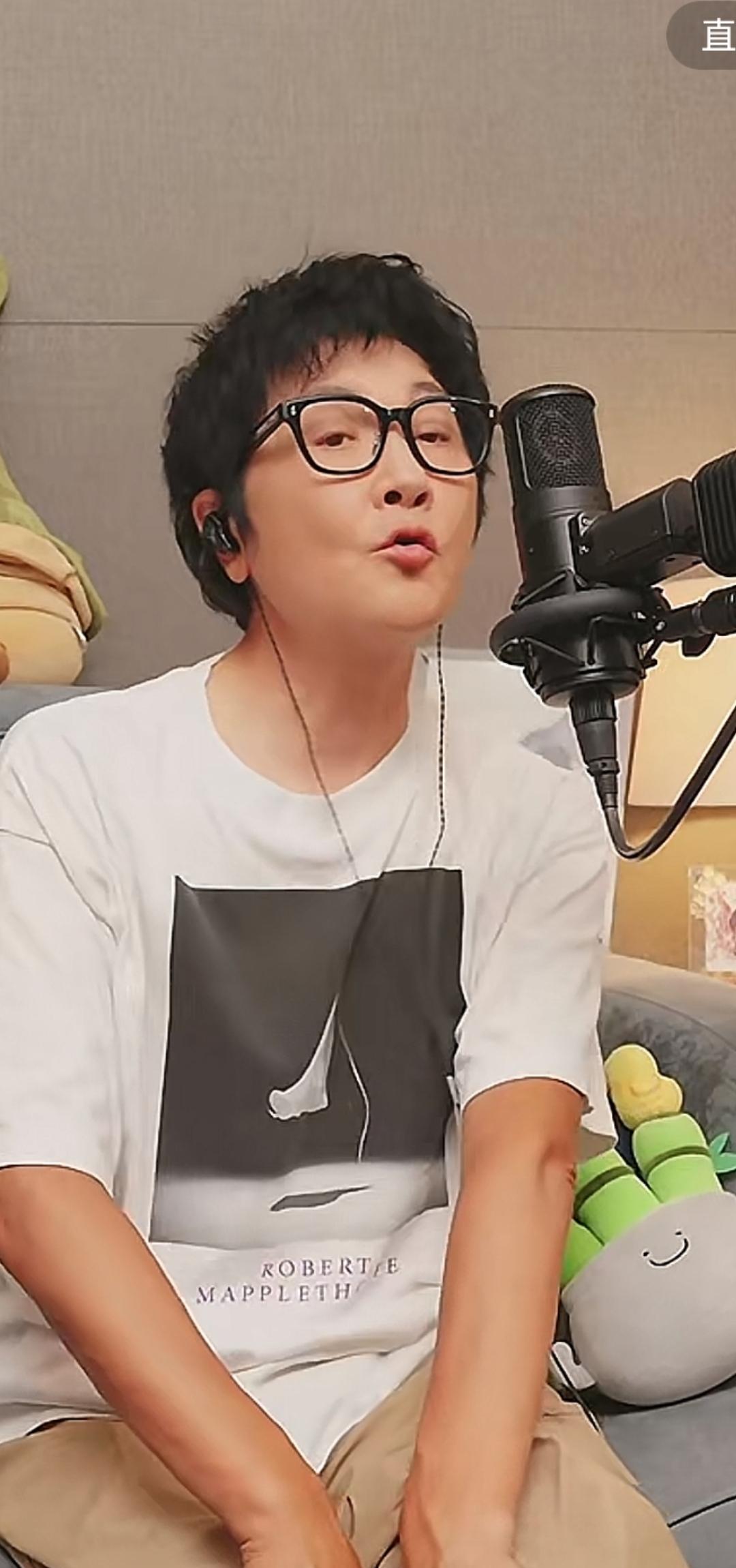 孙楠在直播间唱歌，网友说他长了张“潘蔚的脸”。这不是夸他夫妻相，是说他唱歌的表