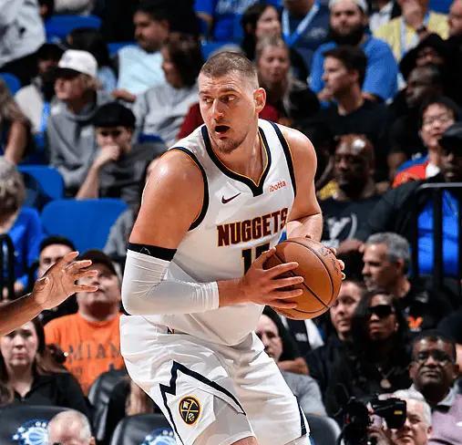 镜头怼到脸上。不是碰撞，是碾压。自家队友的鞋底，结结实实踩在约基奇的脚面。