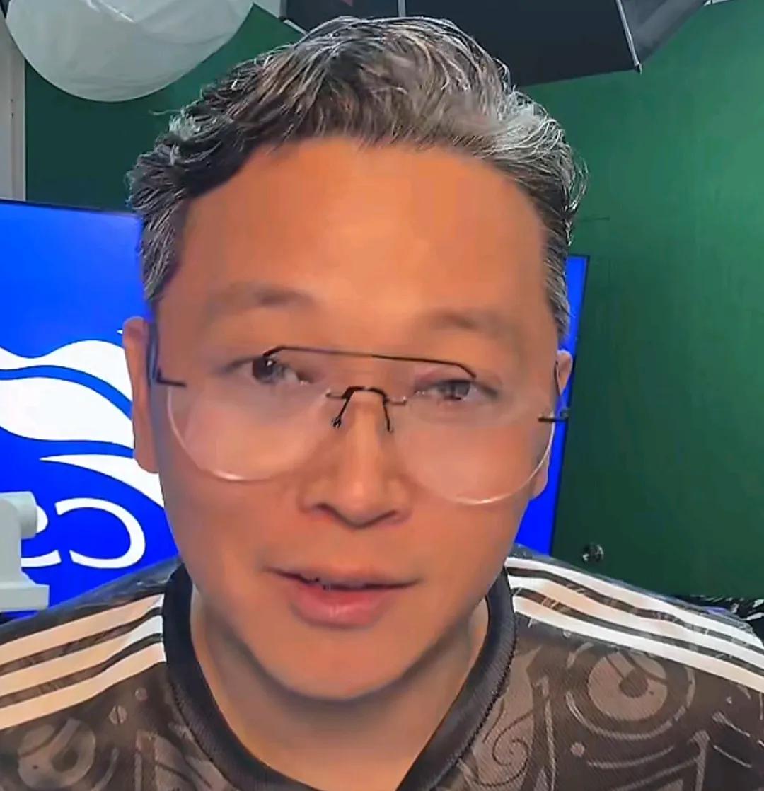 解说员周亮语出惊人，他表示成都蓉城本赛季如果夺冠其实是捡了个大便宜。他给出了自
