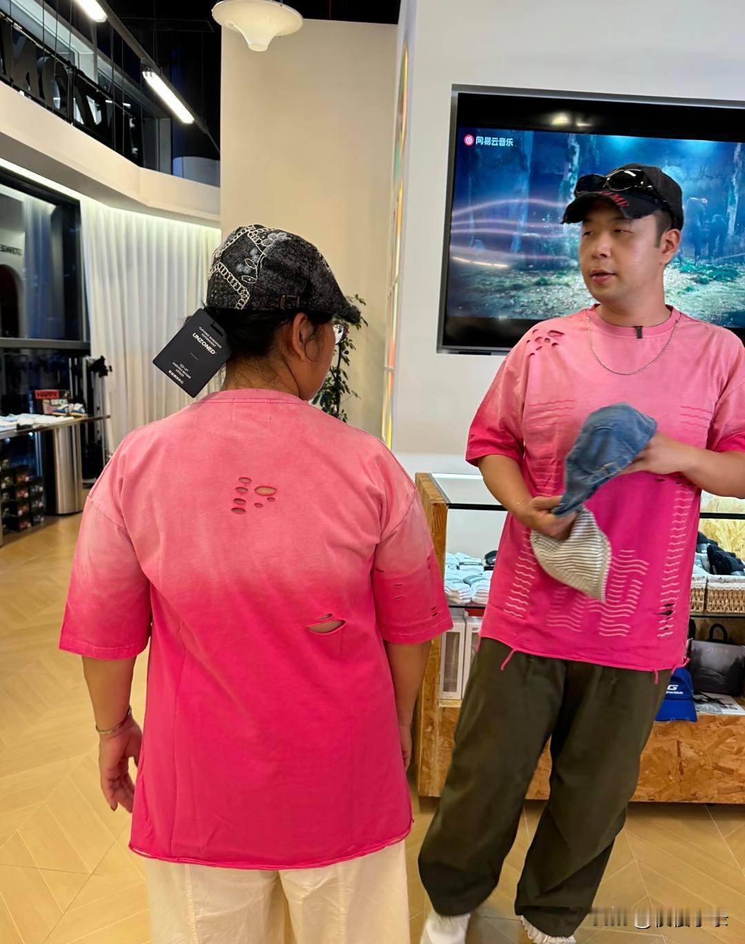杜海涛和妈妈在深圳逛街购物，母子俩穿着同款粉色T恤，身材都胖胖的，两张脸看起来太
