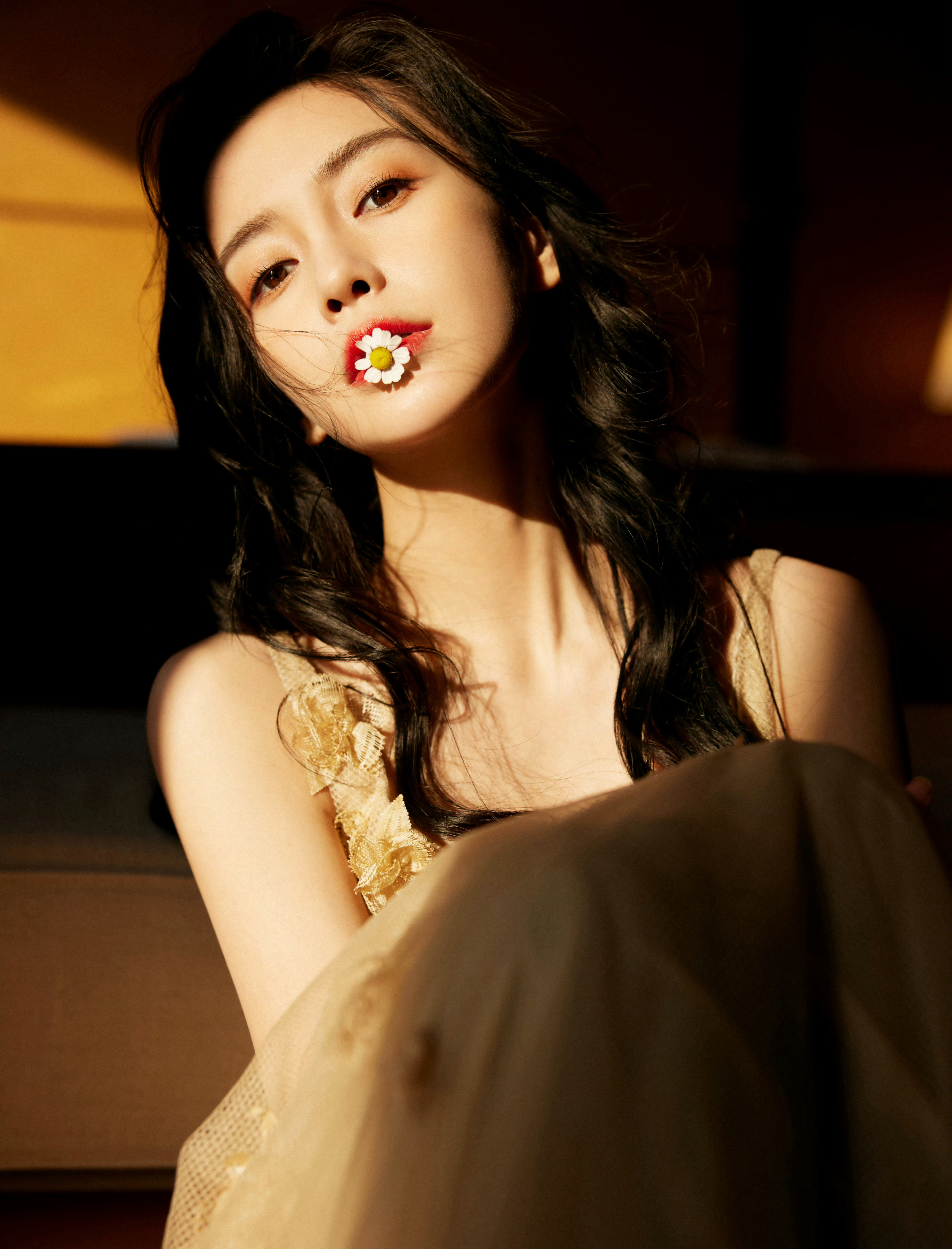 angelababy杨颖花与蝶翩然落于长裙之上，阳光正好～