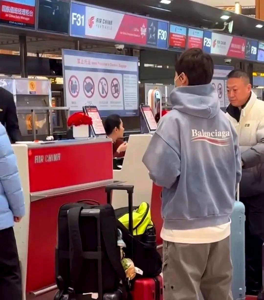 11月26日，国乒队伍启程奔赴成都备战混团赛事，队内氛围沉稳有序。马琳在