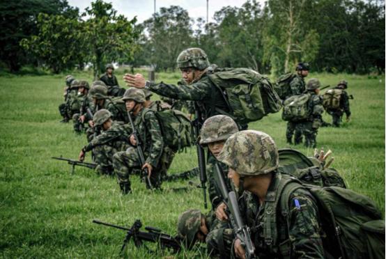 再夺战略要地后，泰国向中国交了底，特朗普已经出局，他要下黑手。 柬泰边境这阵