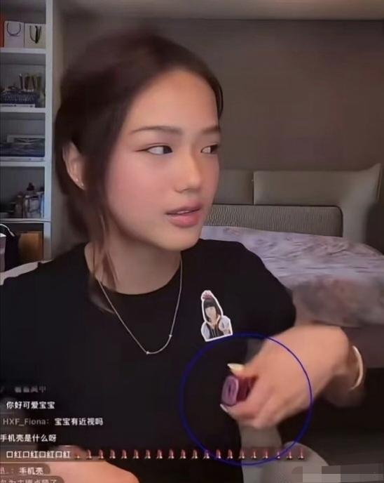 Jaden独自直播把玩电子烟，钟丽缇突然推门进屋，她瞬间慌忙藏到身后，表情慌张又