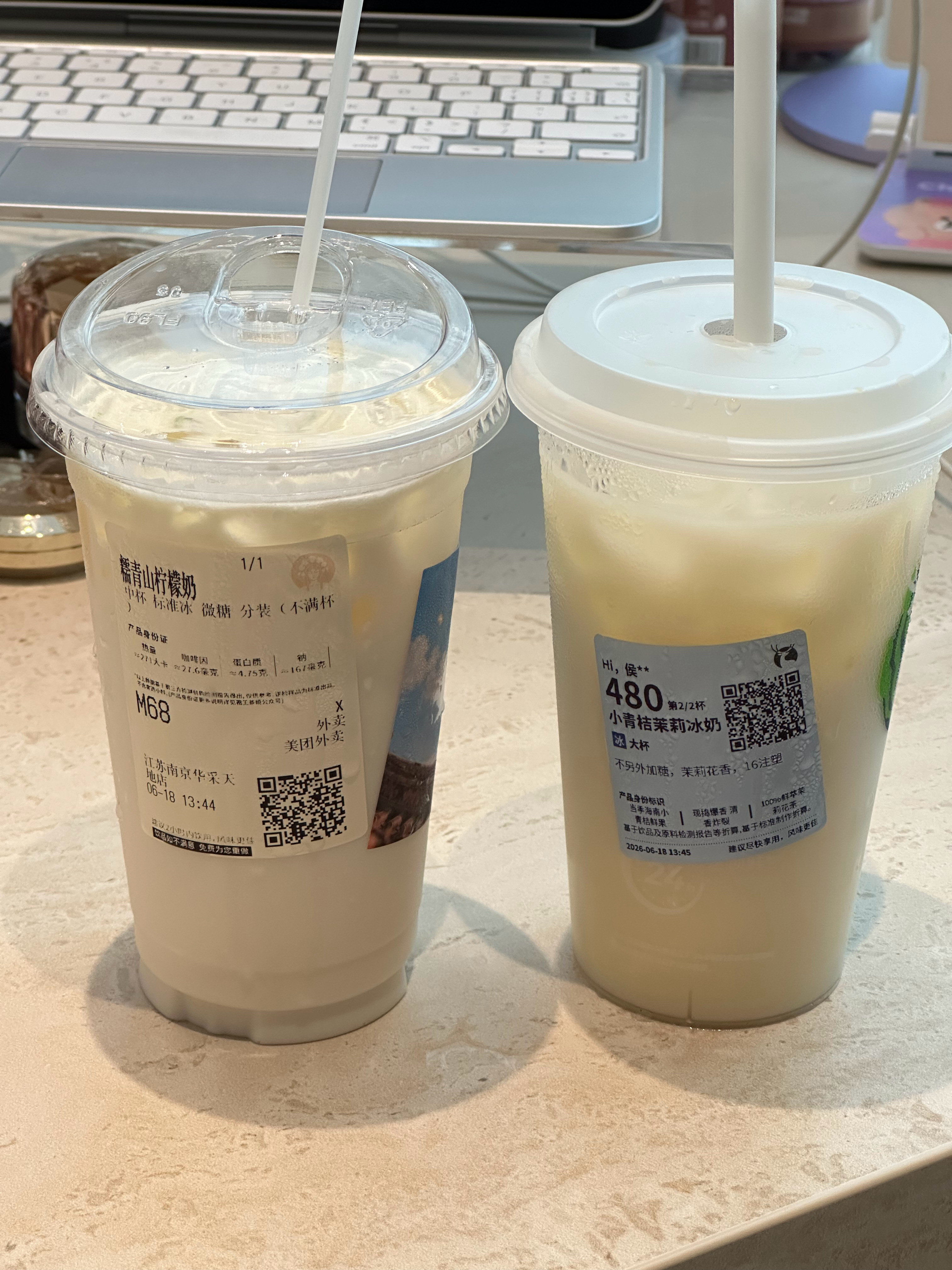 柠檬奶好火买了瑞幸和霸王茶姬的瑞幸奶味不够光酸了霸王茶姬奶味混着糯香我不太