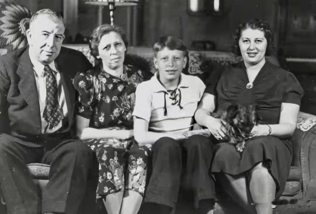 图一是比尔盖茨父亲小时候，图二是比尔盖茨母亲小时候，图三是比尔盖茨和家人。比尔盖