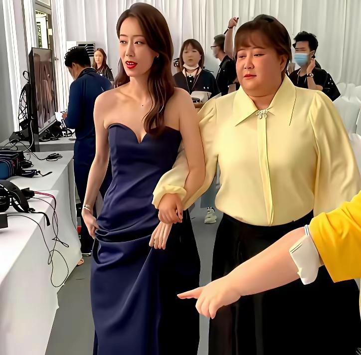 别再揪着贾玲减了100斤不放了——这姐们儿悄悄干了件更狠的事，直接把资本的桌子掀