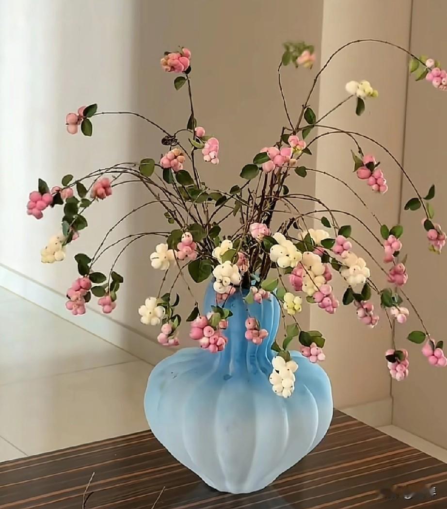 警惕职场捧杀，新人的“甜蜜陷阱”。入职的第一杯奶茶还没凉透，你就成了办公室