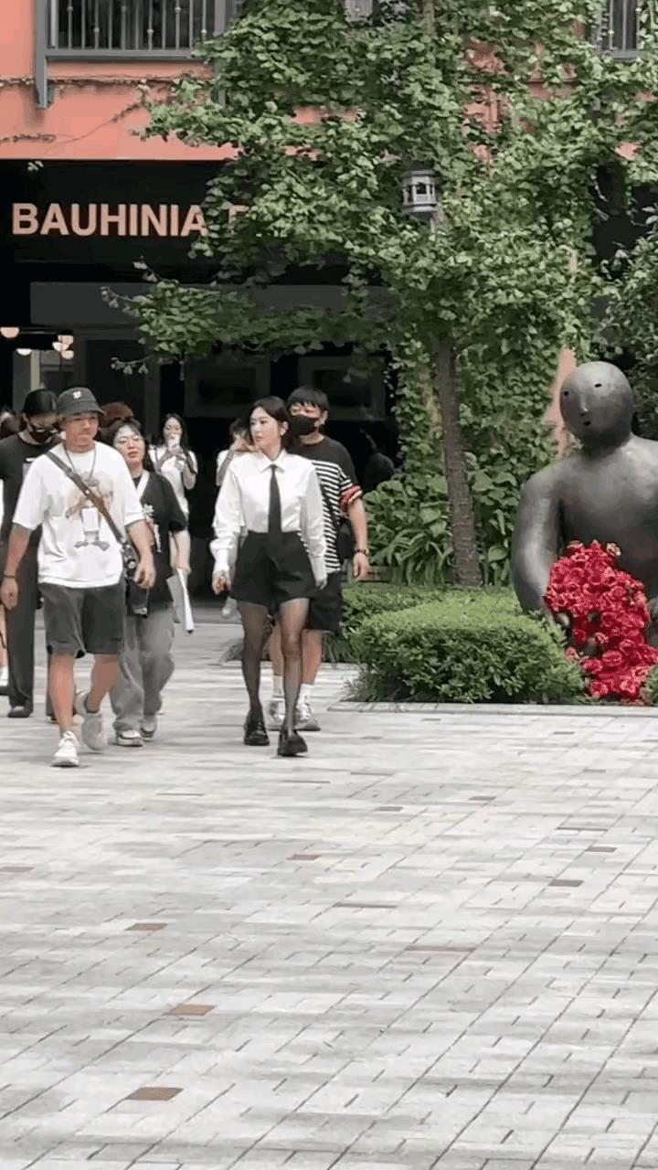 天呐，刚看到一个秦岚的走路动图，她的右腿走路怎么这样子啊？我严重怀疑:像秦岚