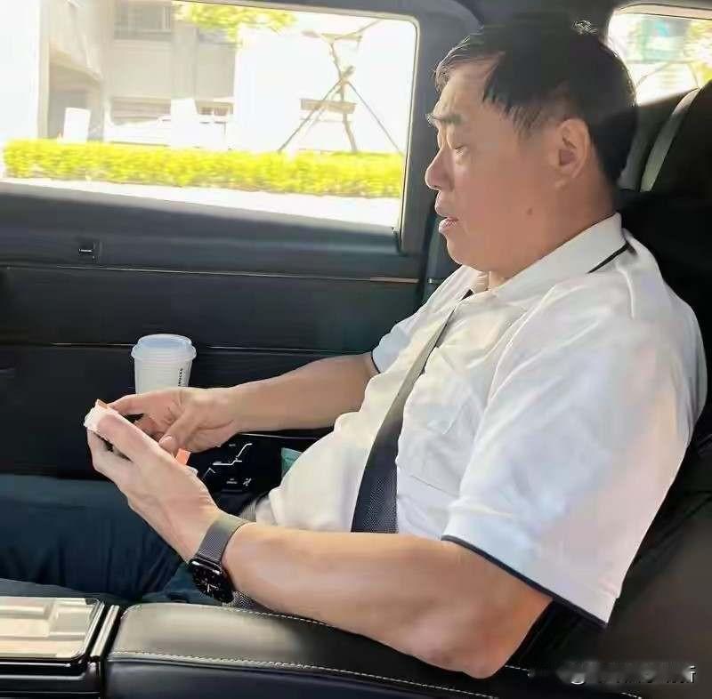 蓝营改选闹翻天，两人拒辩被围攻，谁在怕公开对质？2025年10月5日，国民党