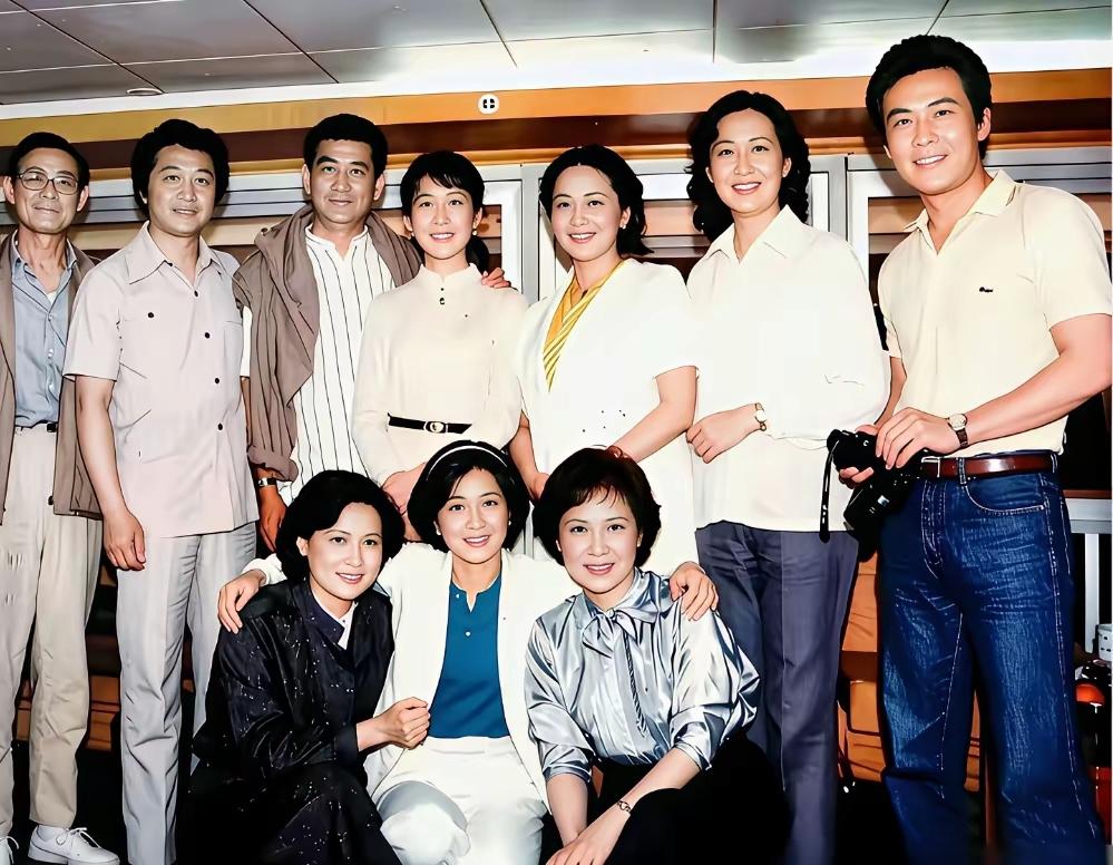 这张1986年的十人老合影，信息量满满！前排认出秦怡、向梅；后排能认出刘琼