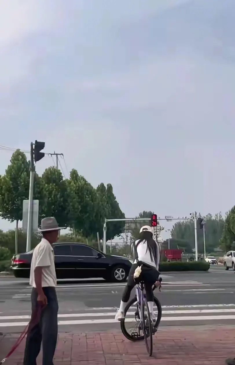 小姐姐等红灯脚不着地，大爷看了45秒，琢磨不出什么原理