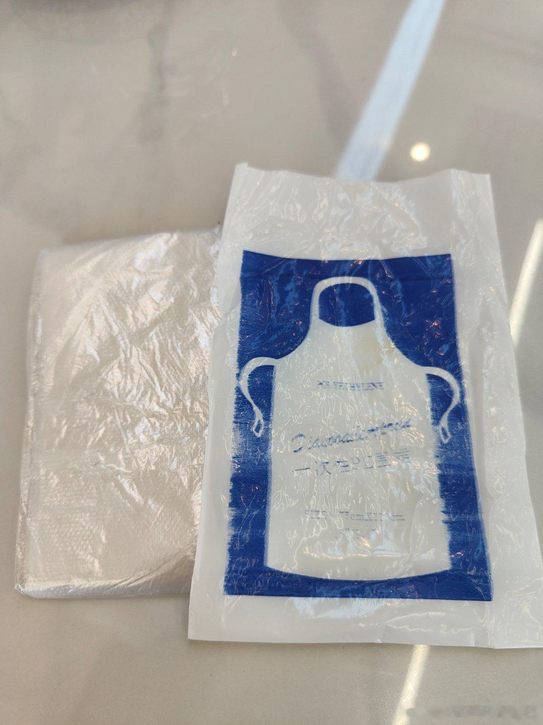中午去吃兰州拉面，服务员给了个塑料围裙，我太惊讶了，心想我就吃碗面，又不是吃火锅