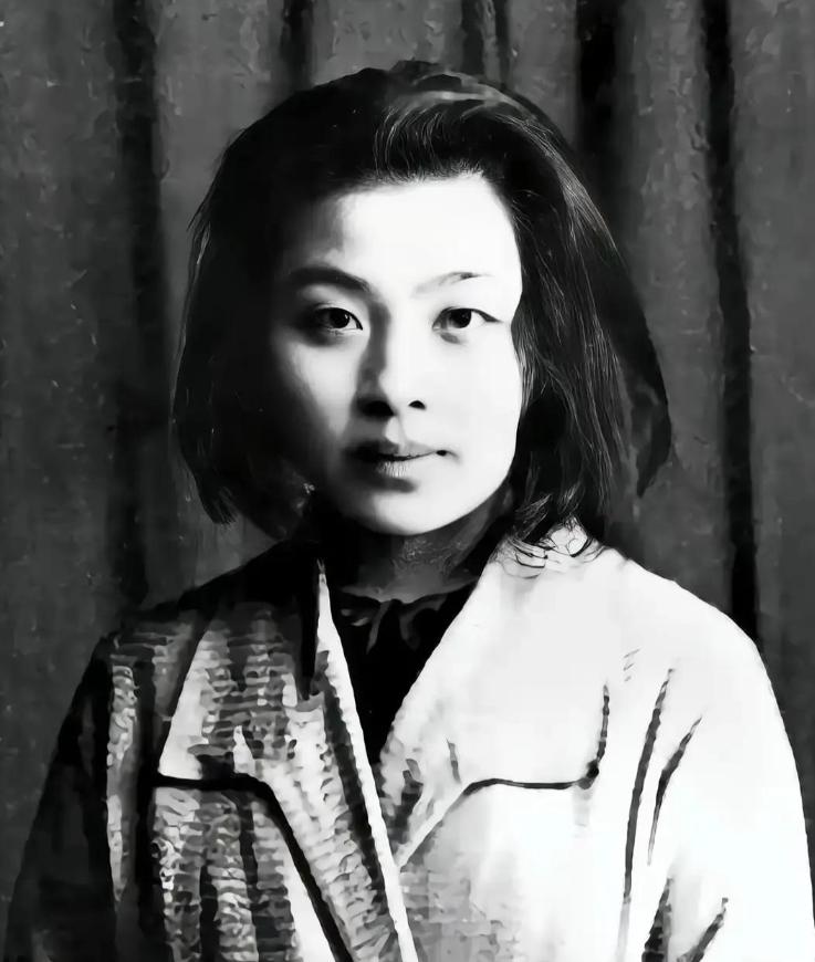 1937年，33岁的女作家丁玲爱上了20岁的男下属陈明，陈明嫌她太老，情急之下娶
