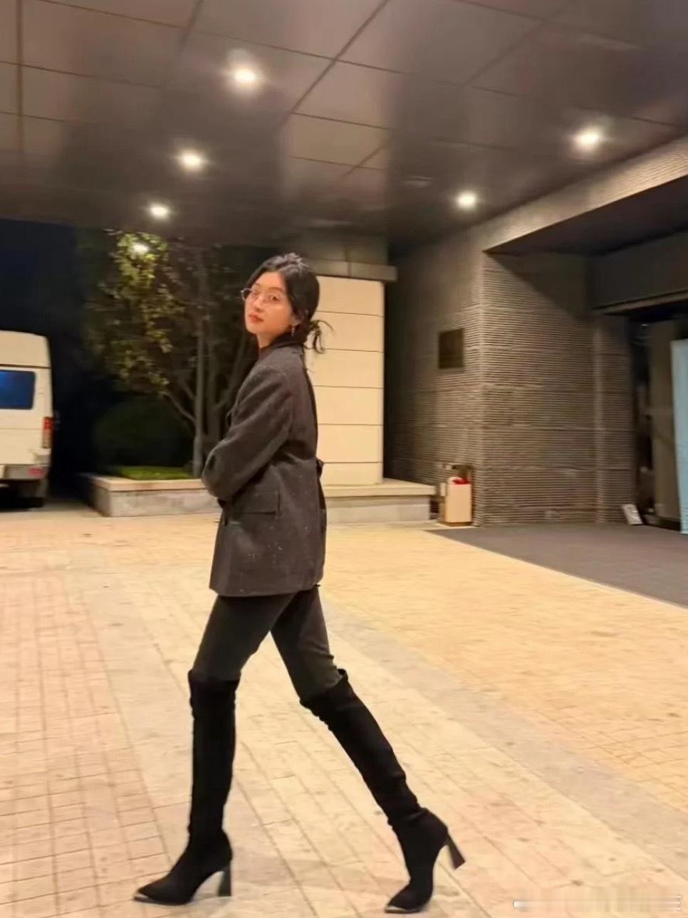 孙千这腿也太长了吧孙干的大长腿，我p都不敢p成这样子……​​​