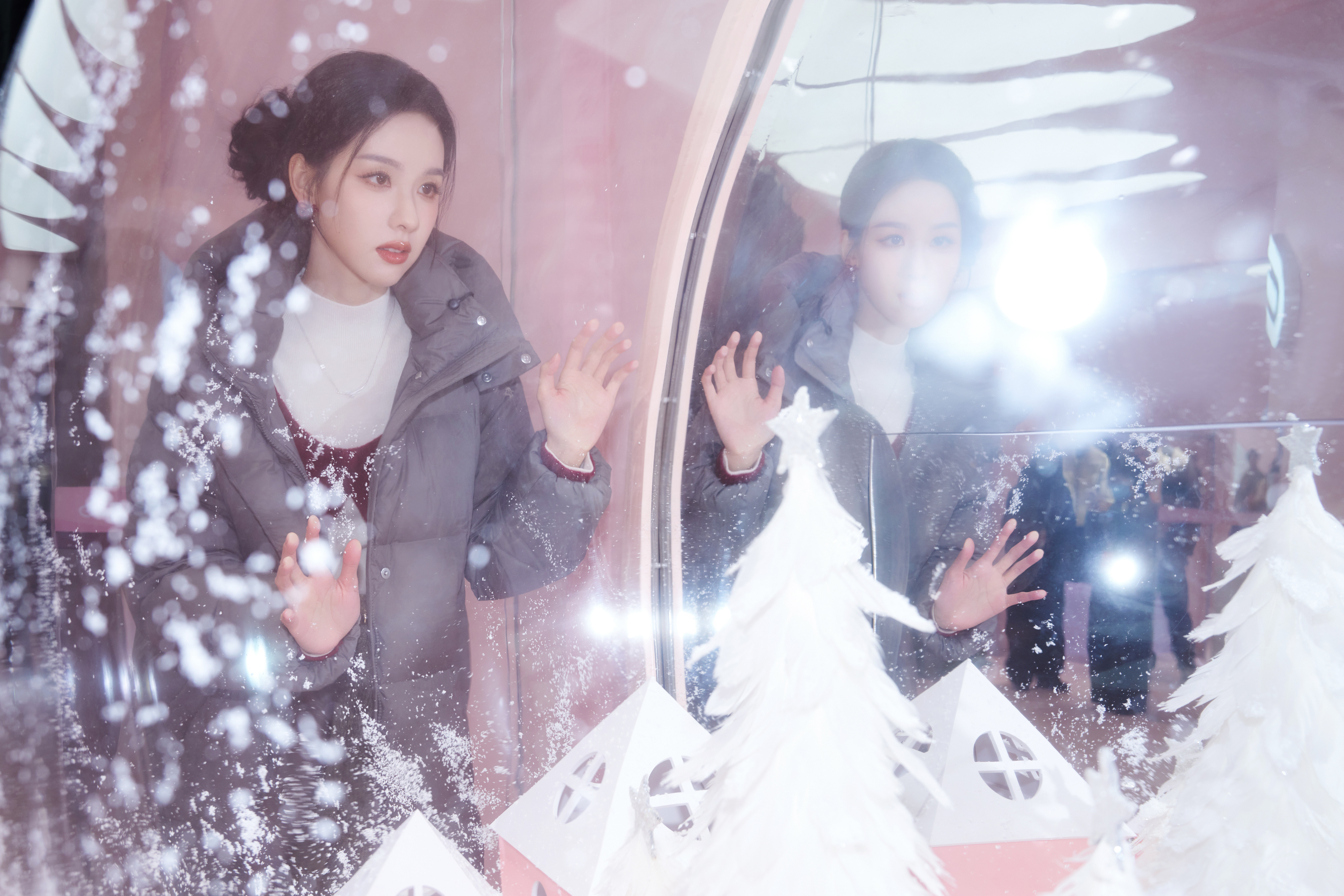 陈都灵雪屋摇铃，召唤软萌小熊～温暖穿搭，一起过一个毛毛绒绒的冬。