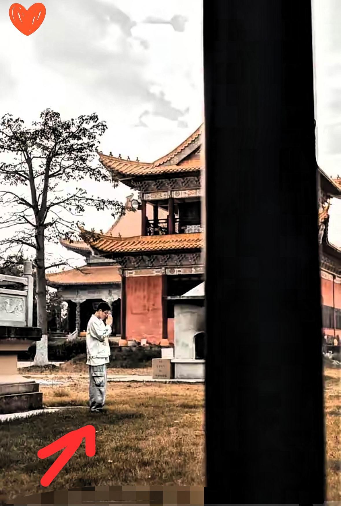 我妈念佛念了30年。​每天早上4点起床，雷打不动。我爸活着的时候骂她