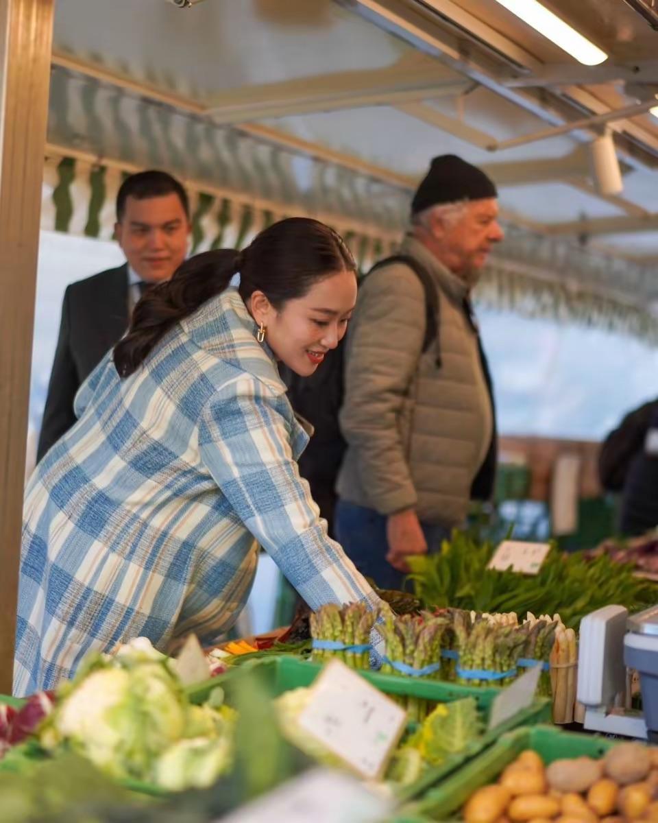 泰国美女总统在苏黎世逛菜市场，她穿的衣服是本土面料、戴的是蒂芙尼的耳环！佩通