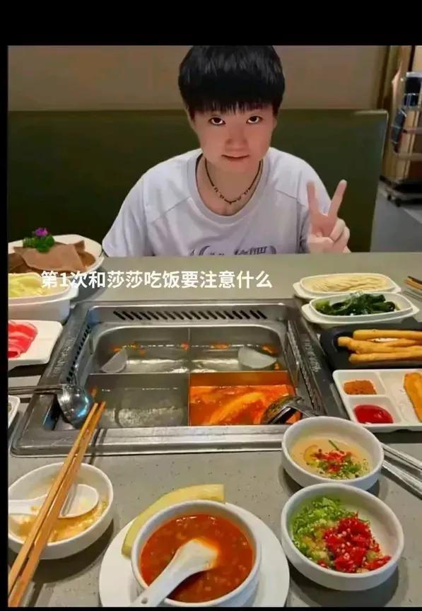 莎莎还是太年轻了，一张照片彻底暴露本性，你应该猜到对面拍照的人是谁了吧，莎