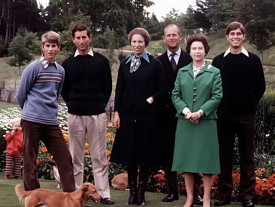 女王和亲王的基因，可惜了！当年的女王，嫁给亲王菲利普时，看中的是他的血统和颜值