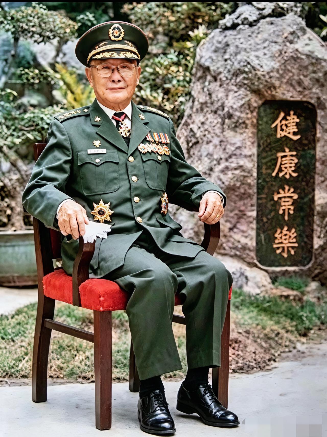 1986年，何应钦晚年罕见留影，老态龙钟，一脸倔强，一年后病逝台北