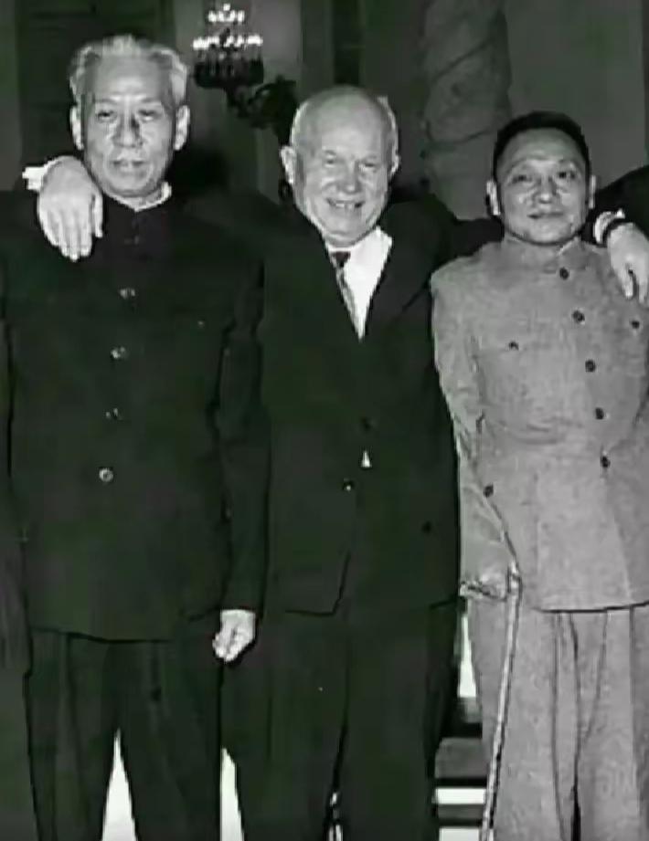 这是一张非常珍贵的老照片，画面里站着的三位都是当时分量极重的大人物。照片正中间那