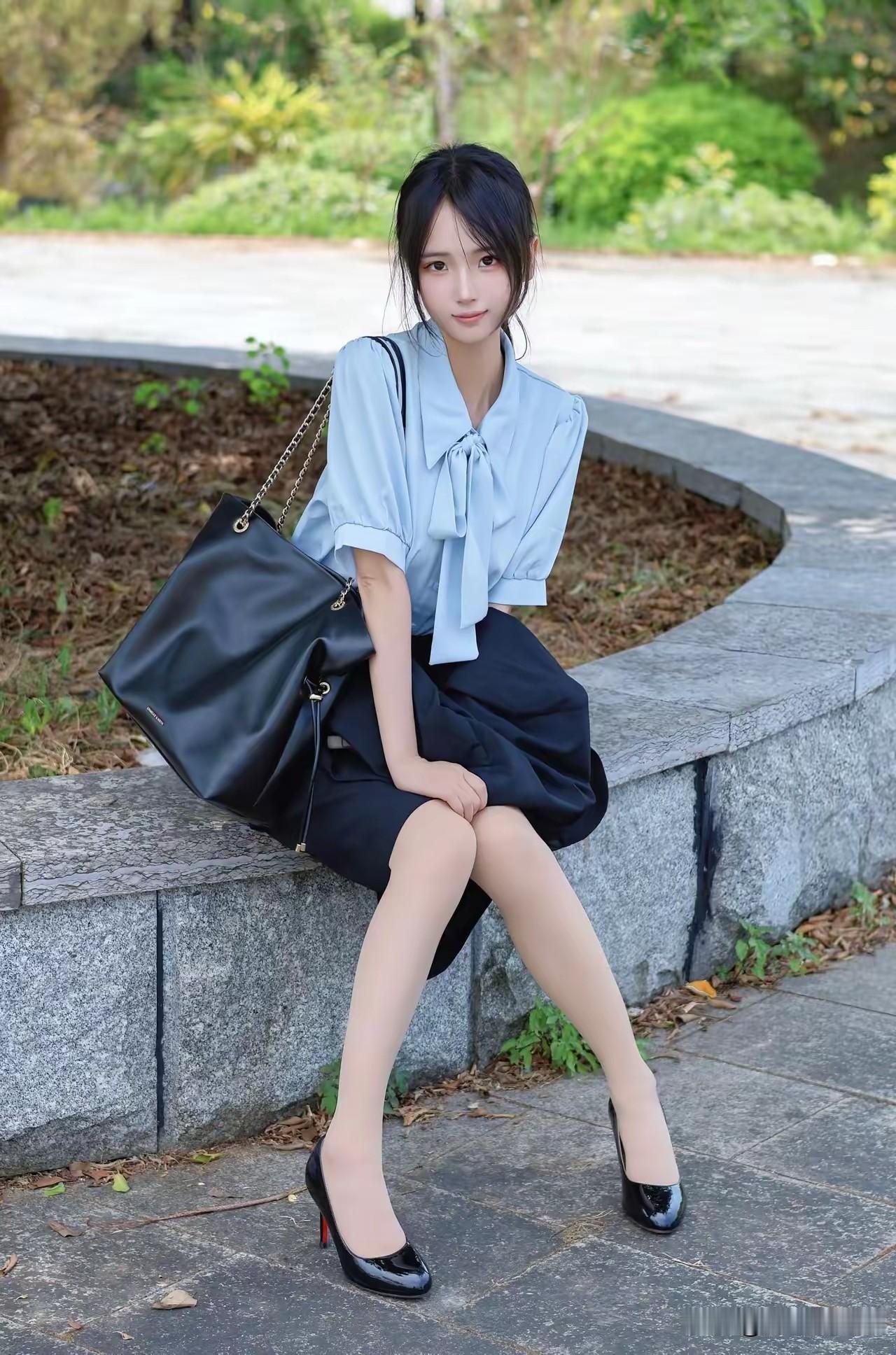 想要穿出时尚品味，不妨试试这套通勤风穿搭。浅蓝色蝴蝶结衬衫自带温柔气质，搭配黑色