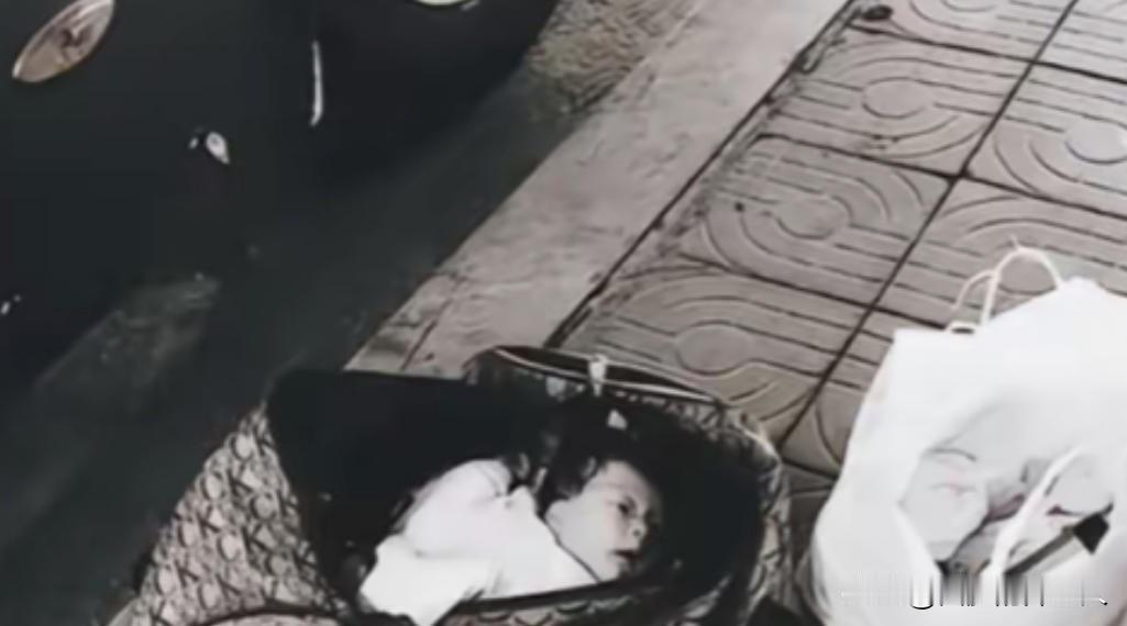 1992年，武汉街头的煎饼摊主捡到2个女婴,他终生未娶，二十年后，女儿们成了博士