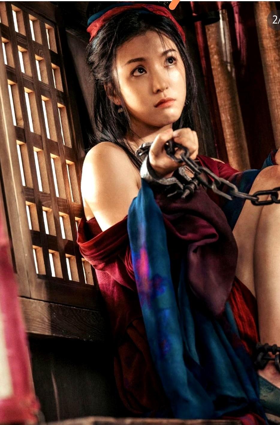 电影圈真该好好看看，什么叫“降维打击”式的客串。李云霄在《镖人：风起大漠》里