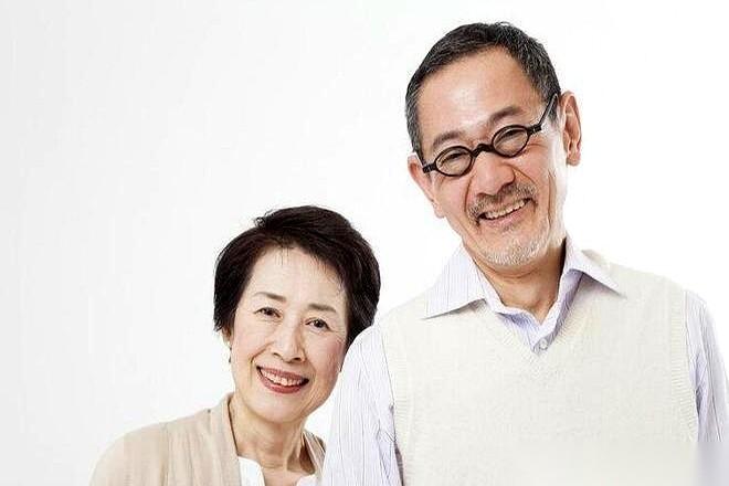 小区里那些叔叔阿姨，一关上门，卧室里的事儿，比任何保健品广告都玄乎。不是没想法