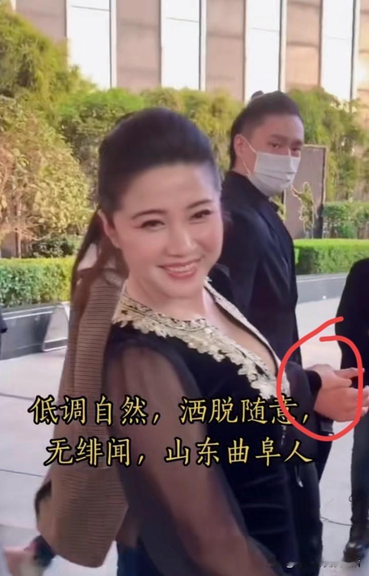 来一张清晰的颜丙燕老公的照片！小伙子虽然戴着口罩儿，但一看长得还是挺帅的，长头