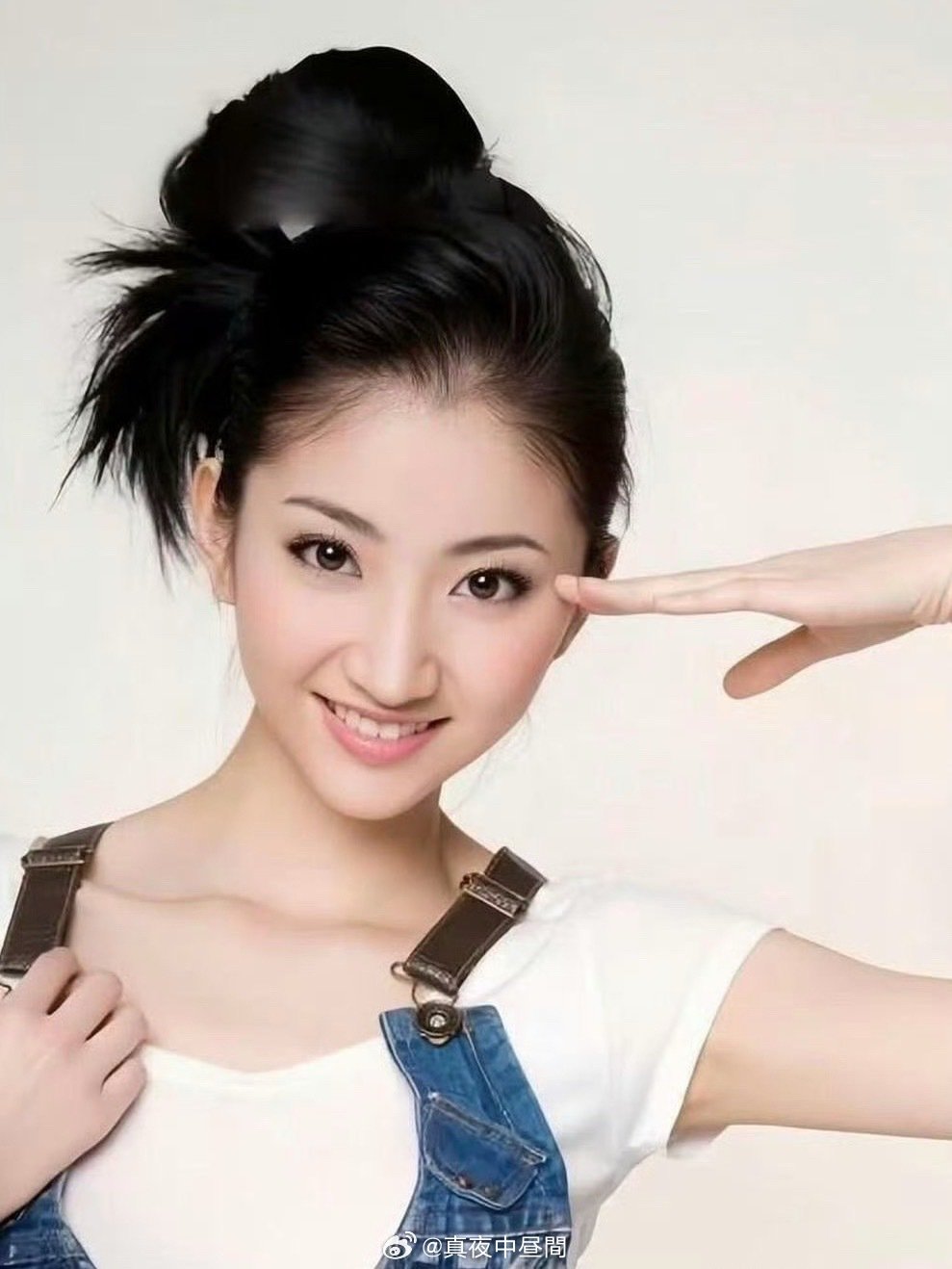 翻到景甜读书时期的老照片，真的被惊艳住。没有精致妆造与滤镜加持，青涩干净，眉眼舒展，完全就是小说里走