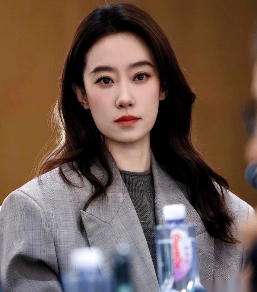 我差点以为张小斐就这么“凉”了呢。真的，拿完影后，跟贾玲一分开，肉眼可见的资源