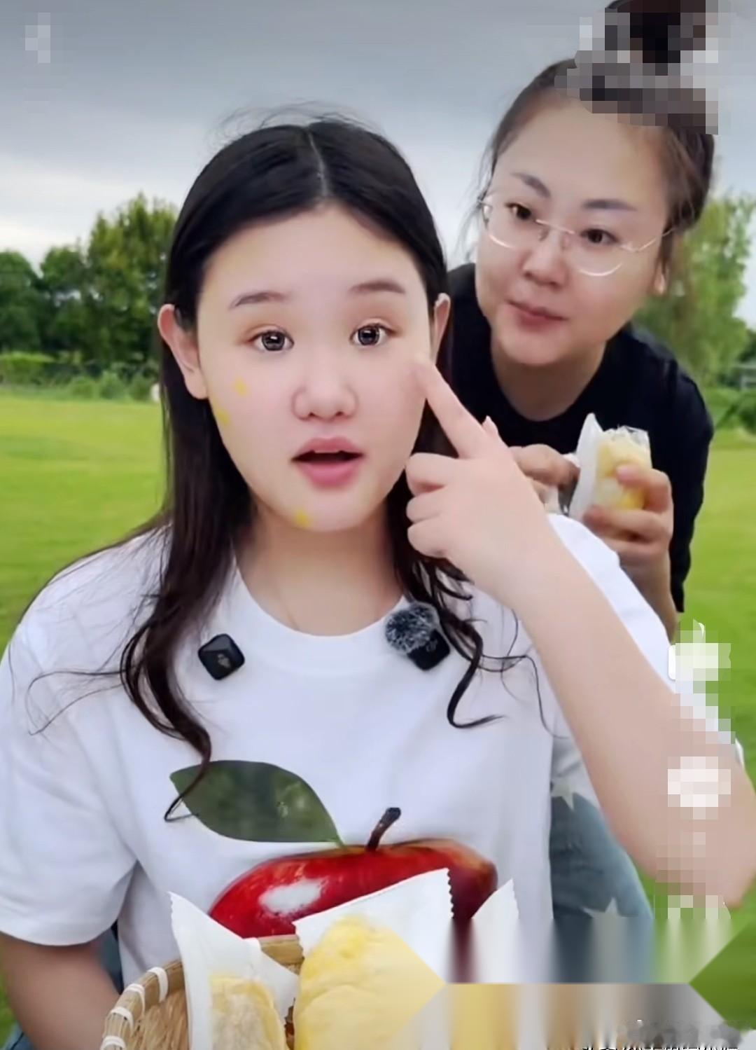 张家齐直播的时候发生了个小插曲。有个网友在弹幕里叫她“阿姨”，还问她脸上贴的是