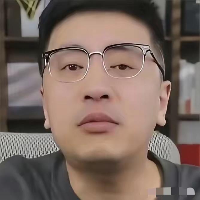 悼念张雪峰的三个人。 3月24日的深夜，全网被一股突如其来的悲痛笼罩，42岁