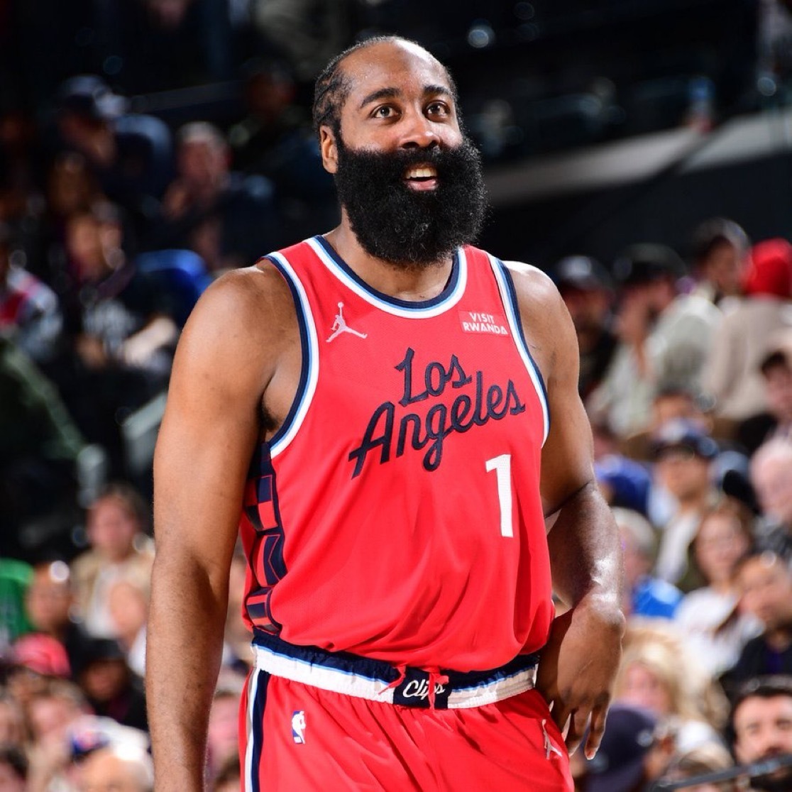 据SIChrisMannix报道，骑士队希望快船队用詹姆斯·哈登加上一个选秀权或