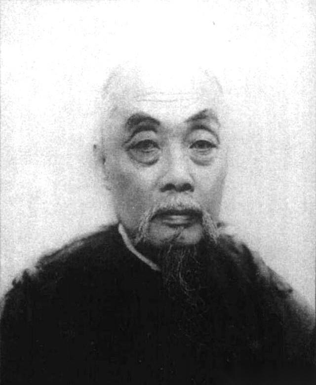 清末状元张謇家里，一件怪事接一件。他那明媒正娶的妻子徐端，亲自给他张罗纳妾。第