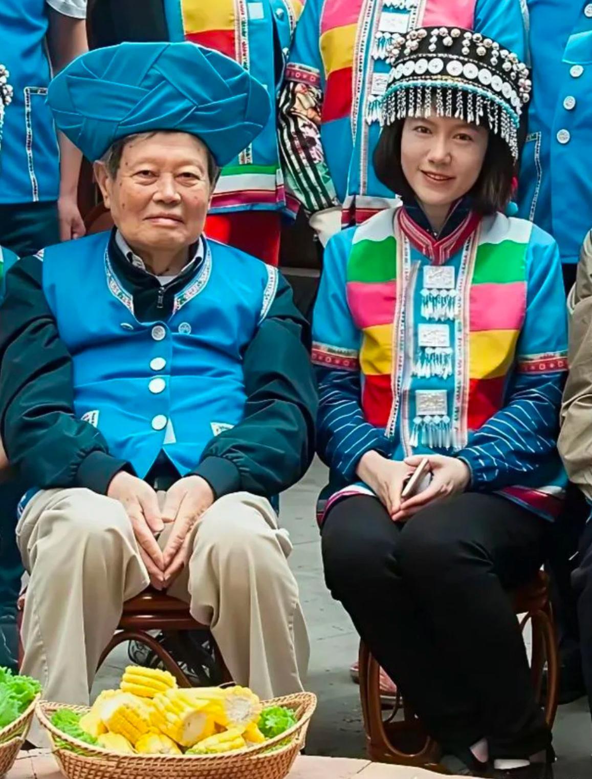 杨振宁和翁帆的这张旧合影看上去好温馨，完全是“岁月静好”这个词语的具象化。两