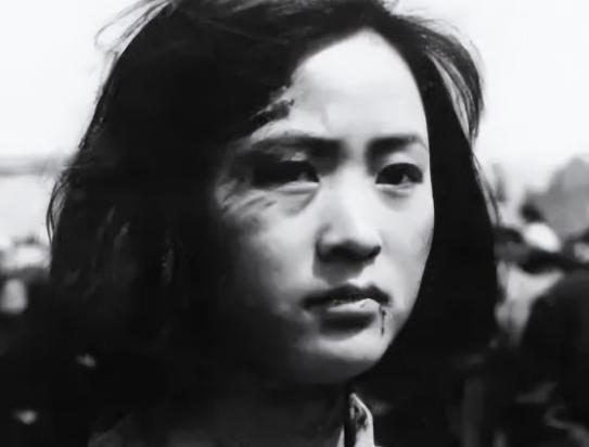 抗战时期，陈杰英的父亲和哥哥被日本兵残忍杀害。一天，日本兵又来村里扫荡，陈杰英没